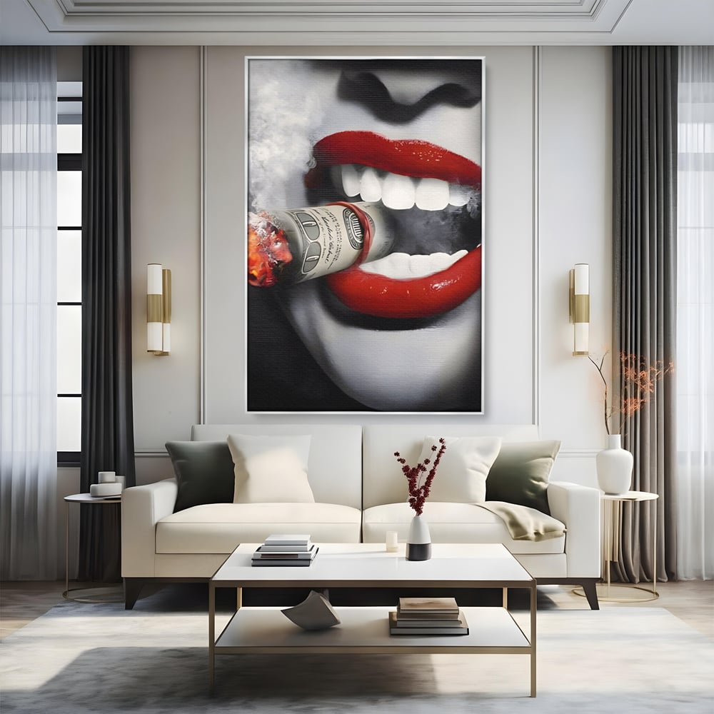 Tablou canvas cu tablou canvas cu buze rosii si bancnota, in rama de aluminiu argintiu, pe perete intr-un living